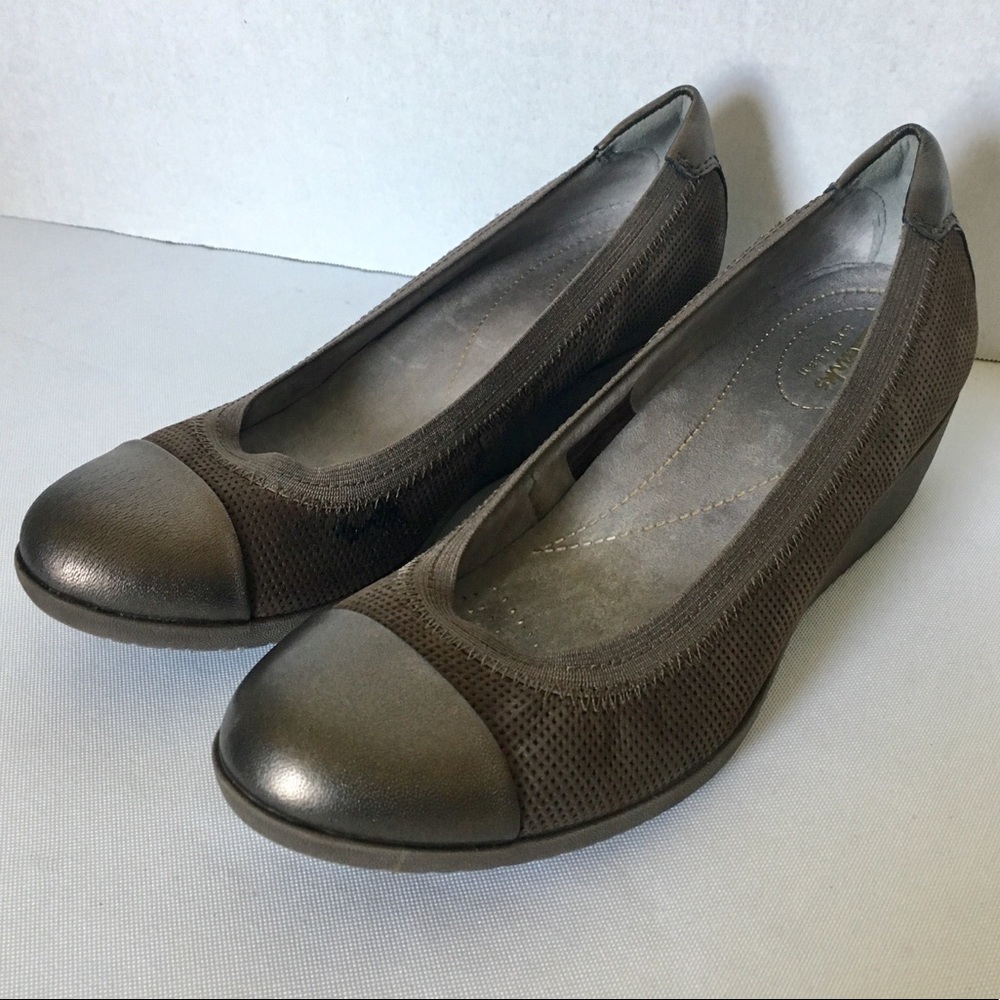Clarks Artisan Gray Slip On Shoes Womens 7